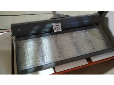 LOTE 457 - 01 REFLETOR LED PARA QUADRA. (NO ESTADO) ATENÇÃO! FAZER A VISITAÇÃO ANTES DE ARREMATAR, NÃO SABEMOS SE FUNCIONA. LEILÃO NÃO TEM GARANTIA E NEM DEVOLUÇÃO, SUJEITO A POSSÍVEIS AVARIAS VISÍVEIS/OCULTAS E/OU AUSÊNCIA DE COMPONENTES.