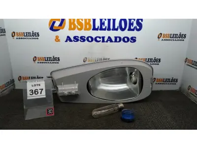 LOTE 367 - 01 LUMINÁRIA DE POSTE. (NO ESTADO) ATENÇÃO! FAZER A VISITAÇÃO ANTES DE ARREMATAR, NÃO SABEMOS SE FUNCIONA. LEILÃO NÃO TEM GARANTIA E NEM DEVOLUÇÃO, SUJEITO A POSSÍVEIS AVARIAS VISÍVEIS/OCULTAS E/OU AUSÊNCIA DE COMPONENTES.