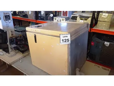 LOTE 125 - 01 CAIXA TÉRMICA. (NO ESTADO) ATENÇÃO! FAZER A VISITAÇÃO ANTES DE ARREMATAR, NÃO SABEMOS SE FUNCIONA, LEILÃO NÃO TEM GARANTIA E NEM DEVOLUÇÃO, SUJEITO A POSSÍVEIS AVARIAS VISÍVEIS/OCULTAS E/OU AUSÊNCIA DE COMPONENTES.