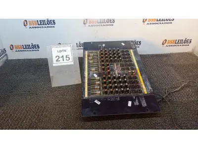 LOTE 215 - 01 MESA DE SOM. (NO ESTADO) ATENÇÃO! FAZER A VISITAÇÃO ANTES DE ARREMATAR, NÃO SABEMOS SE FUNCIONA, LEILÃO NÃO TEM GARANTIA E NEM DEVOLUÇÃO, SUJEITO A POSSÍVEIS AVARIAS VISÍVEIS/OCULTAS E/OU AUSÊNCIA DE COMPONENTES.