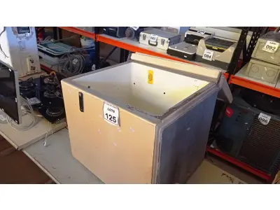 LOTE 125 - 01 CAIXA TÉRMICA. (NO ESTADO) ATENÇÃO! FAZER A VISITAÇÃO ANTES DE ARREMATAR, NÃO SABEMOS SE FUNCIONA, LEILÃO NÃO TEM GARANTIA E NEM DEVOLUÇÃO, SUJEITO A POSSÍVEIS AVARIAS VISÍVEIS/OCULTAS E/OU AUSÊNCIA DE COMPONENTES.