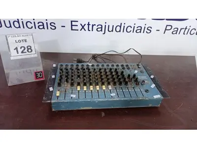 LOTE 128 - 01 MESA DE SOM. ANALÓGICA MARCA STANER MODELO 12-2S (NO ESTADO) ATENÇÃO! FAZER A VISITAÇÃO ANTES DE ARREMATAR, NÃO SABEMOS SE FUNCIONA, LEILÃO NÃO TEM GARANTIA E NEM DEVOLUÇÃO, SUJEITO A POSSÍVEIS AVARIAS VISÍVEIS/OCULTAS E/OU AUSÊNCIA DE COMPONENTES.
