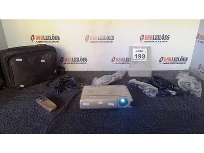 LOTE 193 - 01 PROJETOR LEGEND COM CABOS E MALETA. (NO ESTADO) ATENÇÃO! FAZER A VISITAÇÃO ANTES DE ARREMATAR, NÃO SABEMOS SE FUNCIONA, LEILÃO NÃO TEM GARANTIA E NEM DEVOLUÇÃO, SUJEITO A POSSÍVEIS AVARIAS VISÍVEIS/OCULTAS E/OU AUSÊNCIA DE COMPONENTES.