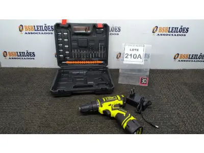 LOTE 210 - 01 PARAFUSADEIRA A BATERIA 12V 2BITS E CARREGADOR. (NO ESTADO) ATENÇÃO! FAZER A VISITAÇÃO ANTES DE ARREMATAR, NÃO SABEMOS SE FUNCIONA. LEILÃO NÃO TEM GARANTIA E NEM DEVOLUÇÃO, SUJEITO A POSSÍVEIS AVARIAS VISÍVEIS/OCULTAS E/OU AUSÊNCIA DE COMPONENTES.