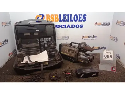 LOTE 068 - 01 FILMADORA MARCA PANASONIC MODELO M9000 COM CASE. (NO ESTADO) ATENÇÃO! FAZER A VISITAÇÃO ANTES DE ARREMATAR, NÃO SABEMOS SE FUNCIONA, LEILÃO NÃO TEM GARANTIA E NEM DEVOLUÇÃO, SUJEITO A POSSÍVEIS AVARIAS VISÍVEIS/OCULTAS E/OU AUSÊNCIA DE COMPONENTES.