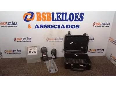 LOTE 076 - 02 RÁDIOS COMUNICADORES E 01 CASE. (NO ESTADO) ATENÇÃO! FAZER A VISITAÇÃO ANTES DE ARREMATAR, NÃO SABEMOS SE FUNCIONA, LEILÃO NÃO TEM GARANTIA E NEM DEVOLUÇÃO, SUJEITO A POSSÍVEIS AVARIAS VISÍVEIS/OCULTAS E/OU AUSÊNCIA DE COMPONENTES.