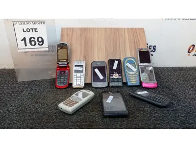 LOTE 169 - 09 CELULARES DE MARCA E MODELOS DIVERSOS. (NO ESTADO) ATENÇÃO! FAZER A VISITAÇÃO ANTES DE ARREMATAR, NÃO SABEMOS SE FUNCIONA, LEILÃO NÃO TEM GARANTIA E NEM DEVOLUÇÃO, SUJEITO A POSSÍVEIS AVARIAS VISÍVEIS/OCULTAS E/OU AUSÊNCIA DE COMPONENTES.
