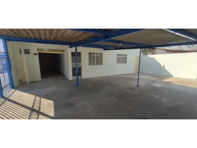LOTE 001 - 01 CASA DE ESQUINA NA QR 405 CONJUNTO 9 LOTE 8 COM SALA, COZINHA, BANHEIRO SOCIAL, 03 QUARTOS, SENDO 01 SUÍTE, ÁREA DE SERVIÇO COBERTA ,GARAGEM E 01 LOJA COM BANHEIRO. SAMAMBAIA NORTE - DF, ÁREA DO LOTE 149,50 M², ÁREA CONSTRUÍDA 176,12 M², 405 CONJUNTO 9 LOTE 8 - SAMAMBAIA NORTE - DF, ÁREA DO LOTE 149,50 M², ÁREA CONSTRUÍDA 176,12 M², MATRÍCULA Nº. 163299 (NO ESTADO) (VISITAÇÃO AGENDAR 61-9445-2031 WHATSAPP) (IPTU 2025 PAGO)