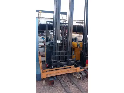 LOTE 485 - 01 EMPILHADEIRA ELÉTRICA. (NO ESTADO) ATENÇÃO! FAZER A VISITAÇÃO ANTES DE ARREMATAR, NÃO SABEMOS SE FUNCIONA. LEILÃO NÃO TEM GARANTIA E NEM DEVOLUÇÃO, SUJEITO A POSSÍVEIS AVARIAS VISÍVEIS/OCULTAS E/OU AUSÊNCIA DE COMPONENTES.