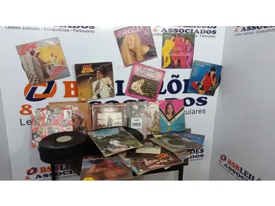 LOTE 065 - 01 LOTE COM GRANDE QUANTIDADE DE DISCOS DE VINIL. (NO ESTADO) ATENÇÃO! FAZER A VISITAÇÃO ANTES DE ARREMATAR, NÃO SABEMOS SE FUNCIONA, LEILÃO NÃO TEM GARANTIA E NEM DEVOLUÇÃO, SUJEITO A POSSÍVEIS AVARIAS VISÍVEIS/OCULTAS E/OU AUSÊNCIA DE COMPONENTES.