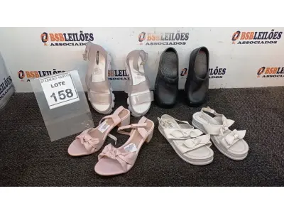 LOTE 158 - 04 PARES DE SANDALHAS FEMININAS DE MODELOS VARIADOS. (NO ESTADO) ATENÇÃO! FAZER A VISITAÇÃO ANTES DE ARREMATAR, NÃO SABEMOS SE FUNCIONA, LEILÃO NÃO TEM GARANTIA E NEM DEVOLUÇÃO, SUJEITO A POSSÍVEIS AVARIAS VISÍVEIS/OCULTAS E/OU AUSÊNCIA DE COMPONENTES.