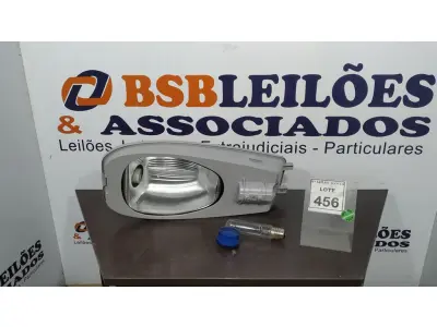 LOTE 456 - 01 LUMINÁRIA DE POSTE. (NO ESTADO) ATENÇÃO! FAZER A VISITAÇÃO ANTES DE ARREMATAR, NÃO SABEMOS SE FUNCIONA. LEILÃO NÃO TEM GARANTIA E NEM DEVOLUÇÃO, SUJEITO A POSSÍVEIS AVARIAS VISÍVEIS/OCULTAS E/OU AUSÊNCIA DE COMPONENTES.