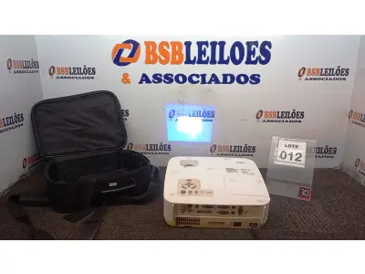 LOTE 012 - 01 PROJETOR MARCA NEC COM MALETA. (NO ESTADO) ATENÇÃO! FAZER A VISITAÇÃO ANTES DE ARREMATAR, NÃO SABEMOS SE FUNCIONA, LEILÃO NÃO TEM GARANTIA E NEM DEVOLUÇÃO, SUJEITO A POSSÍVEIS AVARIAS VISÍVEIS/OCULTAS E/OU AUSÊNCIA DE COMPONENTES.