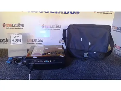 LOTE 189 - 01 PROJETOR BENQ COM CABOS E MALETA. (NO ESTADO) ATENÇÃO! FAZER A VISITAÇÃO ANTES DE ARREMATAR, NÃO SABEMOS SE FUNCIONA, LEILÃO NÃO TEM GARANTIA E NEM DEVOLUÇÃO, SUJEITO A POSSÍVEIS AVARIAS VISÍVEIS/OCULTAS E/OU AUSÊNCIA DE COMPONENTES.