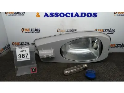 LOTE 367 - 01 LUMINÁRIA DE POSTE. (NO ESTADO) ATENÇÃO! FAZER A VISITAÇÃO ANTES DE ARREMATAR, NÃO SABEMOS SE FUNCIONA. LEILÃO NÃO TEM GARANTIA E NEM DEVOLUÇÃO, SUJEITO A POSSÍVEIS AVARIAS VISÍVEIS/OCULTAS E/OU AUSÊNCIA DE COMPONENTES.