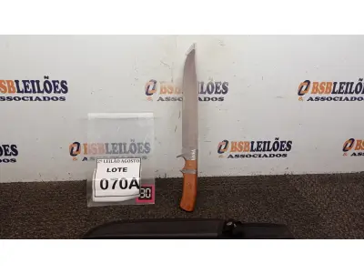 LOTE 070 - FACA IMPORTADA AÇO INOXIDÁVEL CABO EM MADEIRA GUARDA DUPLA  FULL TANG BAINHA DE NYLON TAMANHO TOTAL 38CM PESO 416G JÁ AFIADA  . (NO ESTADO) ATENÇÃO! FAZER A VISITAÇÃO ANTES DE ARREMATAR, NÃO SABEMOS SE FUNCIONA. LEILÃO NÃO TEM GARANTIA E NEM DEVOLUÇÃO, SUJEITO A POSSÍVEIS AVARIAS VISÍVEIS/OCULTAS E/OU AUSÊNCIA DE COMPONENTES.