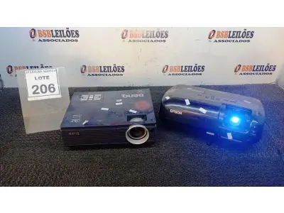 LOTE 206 - 01 PROJETOR BENQ E 01 PROJETOR MARCA EPSON. (NO ESTADO) ATENÇÃO! FAZER A VISITAÇÃO ANTES DE ARREMATAR, NÃO SABEMOS SE FUNCIONA, LEILÃO NÃO TEM GARANTIA E NEM DEVOLUÇÃO, SUJEITO A POSSÍVEIS AVARIAS VISÍVEIS/OCULTAS E/OU AUSÊNCIA DE COMPONENTES.