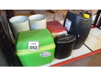 LOTE 052 - 01 TRITURADOR DE PAPEL 02 CAIXAS TÉRMICAS, 02 LIXEIRAS E 01 TAMBOR DE 50L. (NO ESTADO) ATENÇÃO! FAZER A VISITAÇÃO ANTES DE ARREMATAR, NÃO SABEMOS SE FUNCIONA, LEILÃO NÃO TEM GARANTIA E NEM DEVOLUÇÃO, SUJEITO A POSSÍVEIS AVARIAS VISÍVEIS/OCULTAS E/OU AUSÊNCIA DE COMPONENTES.