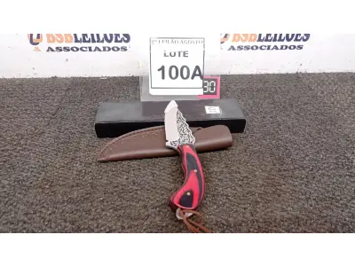 LOTE 100 - 01 FACA IMPORTADA 20CM FULL TANG CABO EM MADEIRA BAINHA DE NAPA. (NO ESTADO) ATENÇÃO! FAZER A VISITAÇÃO ANTES DE ARREMATAR, NÃO SABEMOS SE FUNCIONA. LEILÃO NÃO TEM GARANTIA E NEM DEVOLUÇÃO, SUJEITO A POSSÍVEIS AVARIAS VISÍVEIS/OCULTAS E/OU AUSÊNCIA DE COMPONENTES.