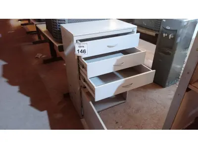 LOTE 146 - 01 ARMÁRIO DE FERRO E TAMPO EM MADEIRA COM 03 GAVETAS E 01 PORTA. (NO ESTADO) ATENÇÃO! FAZER A VISITAÇÃO ANTES DE ARREMATAR, NÃO SABEMOS SE FUNCIONA, LEILÃO NÃO TEM GARANTIA E NEM DEVOLUÇÃO, SUJEITO A POSSÍVEIS AVARIAS VISÍVEIS/OCULTAS E/OU AUSÊNCIA DE COMPONENTES.