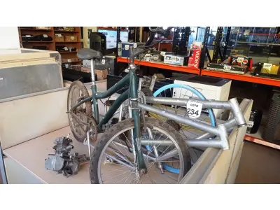LOTE 234 - 02 QUADROS DE ALUMÍNIO, 01 MOTOR PARA BIKE INCOMPLETO E 01 BIKE INFANTIL. (NO ESTADO) ATENÇÃO! FAZER A VISITAÇÃO ANTES DE ARREMATAR, NÃO SABEMOS SE FUNCIONA, LEILÃO NÃO TEM GARANTIA E NEM DEVOLUÇÃO, SUJEITO A POSSÍVEIS AVARIAS VISÍVEIS/OCULTAS E/OU AUSÊNCIA DE COMPONENTES.