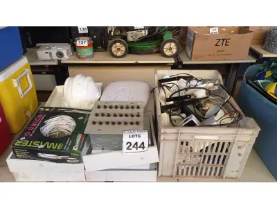 LOTE 244 - 01 LOTE COM VÁRIAS LUMINÁRIAS, 01 ROLO DE CABO COAXIAL DE 100M, 01 QUADRO ELÉTRICO, 01 CENTRAL DE ALARME E 01CAPACETE EPI. (NO ESTADO) ATENÇÃO! FAZER A VISITAÇÃO ANTES DE ARREMATAR, NÃO SABEMOS SE FUNCIONA, LEILÃO NÃO TEM GARANTIA E NEM DEVOLUÇÃO, SUJEITO A POSSÍVEIS AVARIAS VISÍVEIS/OCULTAS E/OU AUSÊNCIA DE COMPONENTES.