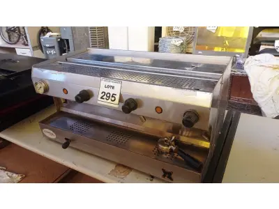 LOTE 295 - 01 MÁQUINA DE CAFÉ EXPRESSO INDUSTRIAL. (NO ESTADO) ATENÇÃO! FAZER A VISITAÇÃO ANTES DE ARREMATAR, NÃO SABEMOS SE FUNCIONA. LEILÃO NÃO TEM GARANTIA E NEM DEVOLUÇÃO, SUJEITO A POSSÍVEIS AVARIAS VISÍVEIS/OCULTAS E/OU AUSÊNCIA DE COMPONENTES.