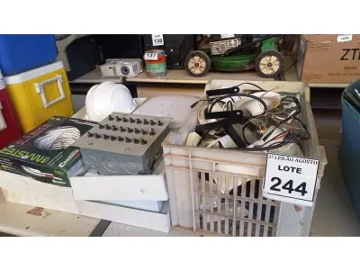 LOTE 244 - 01 LOTE COM VÁRIAS LUMINÁRIAS, 01 ROLO DE CABO COAXIAL DE 100M, 01 QUADRO ELÉTRICO, 01 CENTRAL DE ALARME E 01CAPACETE EPI. (NO ESTADO) ATENÇÃO! FAZER A VISITAÇÃO ANTES DE ARREMATAR, NÃO SABEMOS SE FUNCIONA, LEILÃO NÃO TEM GARANTIA E NEM DEVOLUÇÃO, SUJEITO A POSSÍVEIS AVARIAS VISÍVEIS/OCULTAS E/OU AUSÊNCIA DE COMPONENTES.