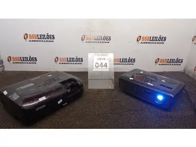 LOTE 044 - 01 PROJETOR MARCA EPSON E 01 PROJETOR MRCA OPTOMA. (NO ESTADO) ATENÇÃO! FAZER A VISITAÇÃO ANTES DE ARREMATAR, NÃO SABEMOS SE FUNCIONA, LEILÃO NÃO TEM GARANTIA E NEM DEVOLUÇÃO, SUJEITO A POSSÍVEIS AVARIAS VISÍVEIS/OCULTAS E/OU AUSÊNCIA DE COMPONENTES.
