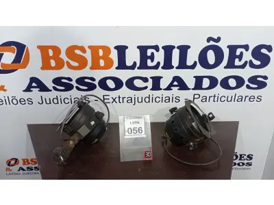 LOTE 056 - 02 REFLETORES DE PALCO. (NO ESTADO) ATENÇÃO! FAZER A VISITAÇÃO ANTES DE ARREMATAR, NÃO SABEMOS SE FUNCIONA, LEILÃO NÃO TEM GARANTIA E NEM DEVOLUÇÃO, SUJEITO A POSSÍVEIS AVARIAS VISÍVEIS/OCULTAS E/OU AUSÊNCIA DE COMPONENTES.