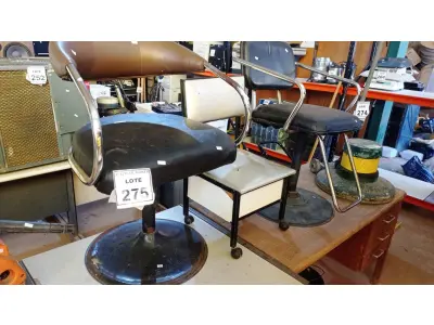 LOTE 275 - 02 CADEIRAS PARA CABELEREIRO E 01 BANCO DE MANICURE. (NO ESTADO) ATENÇÃO! FAZER A VISITAÇÃO ANTES DE ARREMATAR, NÃO SABEMOS SE FUNCIONA, LEILÃO NÃO TEM GARANTIA E NEM DEVOLUÇÃO, SUJEITO A POSSÍVEIS AVARIAS VISÍVEIS/OCULTAS E/OU AUSÊNCIA DE COMPONENTES.