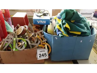 LOTE 245 - 01 LOTE COM VÁRIAS PASTAS DE ARQUIVO, GRANDE QUANTIDADE DE LETRAS, 01 SUPORTE ARTICULADO PARA TV E 02 PRATELEIRAS DE PAREDE. (NO ESTADO) ATENÇÃO! FAZER A VISITAÇÃO ANTES DE ARREMATAR, NÃO SABEMOS SE FUNCIONA, LEILÃO NÃO TEM GARANTIA E NEM DEVOLUÇÃO, SUJEITO A POSSÍVEIS AVARIAS VISÍVEIS/OCULTAS E/OU AUSÊNCIA DE COMPONENTES.