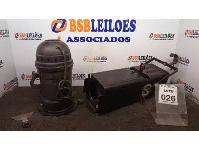 LOTE 026 - 02 REFLETORES PARA PALCO. (NO ESTADO) ATENÇÃO! FAZER A VISITAÇÃO ANTES DE ARREMATAR, NÃO SABEMOS SE FUNCIONA, LEILÃO NÃO TEM GARANTIA E NEM DEVOLUÇÃO, SUJEITO A POSSÍVEIS AVARIAS VISÍVEIS/OCULTAS E/OU AUSÊNCIA DE COMPONENTES.