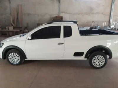 LOTE 404 - 01 VW SAVEIRO 1.6 CE FLEX, COR BRANCA ANO 2014/2015. (NO ESTADO) ATENÇÃO! FAZER A VISITAÇÃO ANTES DE ARREMATAR, NÃO SABEMOS SE FUNCIONA, LEILÃO NÃO TEM GARANTIA E NEM DEVOLUÇÃO, SUJEITO A POSSÍVEIS AVARIAS VISÍVEIS/OCULTAS E/OU AUSÊNCIA DE COMPONENTES.
