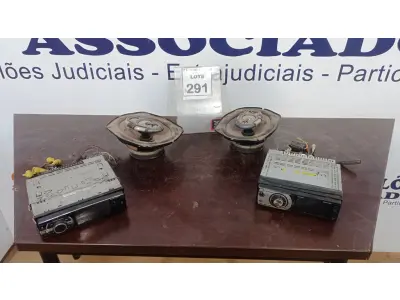 LOTE 291 - 02 APARELHOS DE SOM AUTOMOTIVO E 02 ALTO-FALANTES. (NO ESTADO) ATENÇÃO! FAZER A VISITAÇÃO ANTES DE ARREMATAR, NÃO SABEMOS SE FUNCIONA, LEILÃO NÃO TEM GARANTIA E NEM DEVOLUÇÃO, SUJEITO A POSSÍVEIS AVARIAS VISÍVEIS/OCULTAS E/OU AUSÊNCIA DE COMPONENTES.