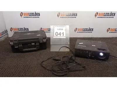 LOTE 041 - 01 PROJETOR MARCA LG COM CASE. (NO ESTADO) ATENÇÃO! FAZER A VISITAÇÃO ANTES DE ARREMATAR, NÃO SABEMOS SE FUNCIONA, LEILÃO NÃO TEM GARANTIA E NEM DEVOLUÇÃO, SUJEITO A POSSÍVEIS AVARIAS VISÍVEIS/OCULTAS E/OU AUSÊNCIA DE COMPONENTES.