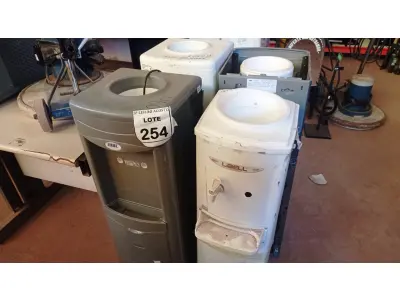 LOTE 254 - 04 BEBEDOUROS PARA GARRAFÃO. (NO ESTADO) ATENÇÃO! FAZER A VISITAÇÃO ANTES DE ARREMATAR, NÃO SABEMOS SE FUNCIONA, LEILÃO NÃO TEM GARANTIA E NEM DEVOLUÇÃO, SUJEITO A POSSÍVEIS AVARIAS VISÍVEIS/OCULTAS E/OU AUSÊNCIA DE COMPONENTES.
