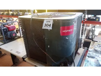 LOTE 304 - 01 CONDENSADORA MARCA KOMECO. (NO ESTADO) ATENÇÃO! FAZER A VISITAÇÃO ANTES DE ARREMATAR, NÃO SABEMOS SE FUNCIONA, LEILÃO NÃO TEM GARANTIA E NEM DEVOLUÇÃO, SUJEITO A POSSÍVEIS AVARIAS VISÍVEIS/OCULTAS E/OU AUSÊNCIA DE COMPONENTES.