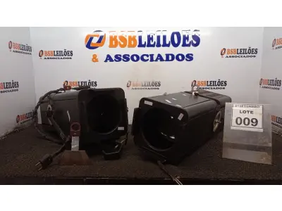 LOTE 009 - 02 REFLETORES PARA PALCO. (NO ESTADO) ATENÇÃO! FAZER A VISITAÇÃO ANTES DE ARREMATAR, NÃO SABEMOS SE FUNCIONA, LEILÃO NÃO TEM GARANTIA E NEM DEVOLUÇÃO, SUJEITO A POSSÍVEIS AVARIAS VISÍVEIS/OCULTAS E/OU AUSÊNCIA DE COMPONENTES.