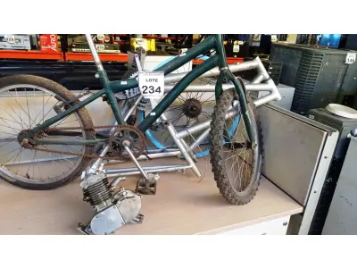 LOTE 234 - 02 QUADROS DE ALUMÍNIO, 01 MOTOR PARA BIKE INCOMPLETO E 01 BIKE INFANTIL. (NO ESTADO) ATENÇÃO! FAZER A VISITAÇÃO ANTES DE ARREMATAR, NÃO SABEMOS SE FUNCIONA, LEILÃO NÃO TEM GARANTIA E NEM DEVOLUÇÃO, SUJEITO A POSSÍVEIS AVARIAS VISÍVEIS/OCULTAS E/OU AUSÊNCIA DE COMPONENTES.