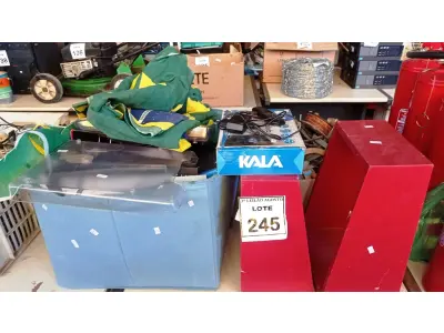 LOTE 245 - 01 LOTE COM VÁRIAS PASTAS DE ARQUIVO, GRANDE QUANTIDADE DE LETRAS, 01 SUPORTE ARTICULADO PARA TV E 02 PRATELEIRAS DE PAREDE. (NO ESTADO) ATENÇÃO! FAZER A VISITAÇÃO ANTES DE ARREMATAR, NÃO SABEMOS SE FUNCIONA, LEILÃO NÃO TEM GARANTIA E NEM DEVOLUÇÃO, SUJEITO A POSSÍVEIS AVARIAS VISÍVEIS/OCULTAS E/OU AUSÊNCIA DE COMPONENTES.