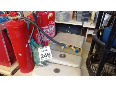 LOTE 246 - 03 EXTINTORES DE INCÊNDIO E 01 CAIXA ACOPLADA. (NO ESTADO) ATENÇÃO! FAZER A VISITAÇÃO ANTES DE ARREMATAR, NÃO SABEMOS SE FUNCIONA, LEILÃO NÃO TEM GARANTIA E NEM DEVOLUÇÃO, SUJEITO A POSSÍVEIS AVARIAS VISÍVEIS/OCULTAS E/OU AUSÊNCIA DE COMPONENTES.