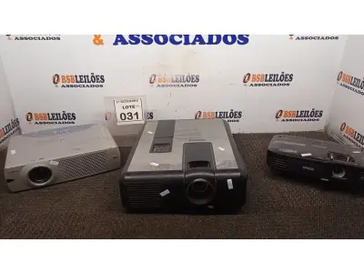 LOTE 031 - 03 PROJETORES MARCAS E MODELOS DIVERSOS. (NO ESTADO) ATENÇÃO! FAZER A VISITAÇÃO ANTES DE ARREMATAR, NÃO SABEMOS SE FUNCIONA, LEILÃO NÃO TEM GARANTIA E NEM DEVOLUÇÃO, SUJEITO A POSSÍVEIS AVARIAS VISÍVEIS/OCULTAS E/OU AUSÊNCIA DE COMPONENTES.