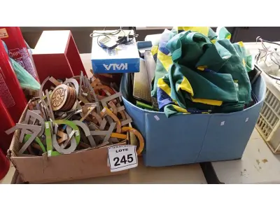 LOTE 245 - 01 LOTE COM VÁRIAS PASTAS DE ARQUIVO, GRANDE QUANTIDADE DE LETRAS, 01 SUPORTE ARTICULADO PARA TV E 02 PRATELEIRAS DE PAREDE. (NO ESTADO) ATENÇÃO! FAZER A VISITAÇÃO ANTES DE ARREMATAR, NÃO SABEMOS SE FUNCIONA, LEILÃO NÃO TEM GARANTIA E NEM DEVOLUÇÃO, SUJEITO A POSSÍVEIS AVARIAS VISÍVEIS/OCULTAS E/OU AUSÊNCIA DE COMPONENTES.
