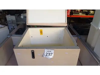LOTE 232 - 01 CAIXA TÉRMICA. (NO ESTADO) ATENÇÃO! FAZER A VISITAÇÃO ANTES DE ARREMATAR, NÃO SABEMOS SE FUNCIONA, LEILÃO NÃO TEM GARANTIA E NEM DEVOLUÇÃO, SUJEITO A POSSÍVEIS AVARIAS VISÍVEIS/OCULTAS E/OU AUSÊNCIA DE COMPONENTES.