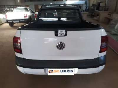 LOTE 404 - 01 VW SAVEIRO 1.6 CE FLEX, COR BRANCA ANO 2014/2015. (NO ESTADO) ATENÇÃO! FAZER A VISITAÇÃO ANTES DE ARREMATAR, NÃO SABEMOS SE FUNCIONA, LEILÃO NÃO TEM GARANTIA E NEM DEVOLUÇÃO, SUJEITO A POSSÍVEIS AVARIAS VISÍVEIS/OCULTAS E/OU AUSÊNCIA DE COMPONENTES.