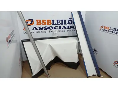 LOTE 060 - 02 TELAS DE PROJEÇÃO RETRATEIS. (NO ESTADO) ATENÇÃO! FAZER A VISITAÇÃO ANTES DE ARREMATAR, NÃO SABEMOS SE FUNCIONA, LEILÃO NÃO TEM GARANTIA E NEM DEVOLUÇÃO, SUJEITO A POSSÍVEIS AVARIAS VISÍVEIS/OCULTAS E/OU AUSÊNCIA DE COMPONENTES.