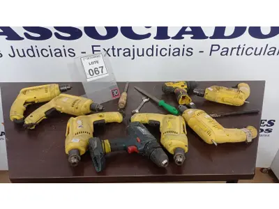 LOTE 067 - 06 FURADEIRAS, 02 PARAFUSADEIRAS COM AVARIAS, 02 LIMAS, 01 CHAVE DE RODA E 02 LIMAS. (NO ESTADO) ATENÇÃO! FAZER A VISITAÇÃO ANTES DE ARREMATAR, NÃO SABEMOS SE FUNCIONA, LEILÃO NÃO TEM GARANTIA E NEM DEVOLUÇÃO, SUJEITO A POSSÍVEIS AVARIAS VISÍVEIS/OCULTAS E/OU AUSÊNCIA DE COMPONENTES.