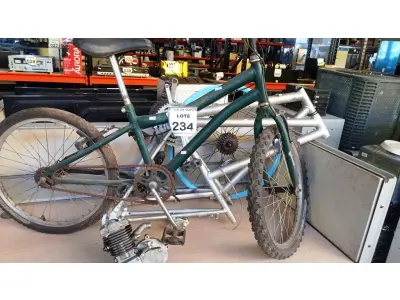 LOTE 234 - 02 QUADROS DE ALUMÍNIO, 01 MOTOR PARA BIKE INCOMPLETO E 01 BIKE INFANTIL. (NO ESTADO) ATENÇÃO! FAZER A VISITAÇÃO ANTES DE ARREMATAR, NÃO SABEMOS SE FUNCIONA, LEILÃO NÃO TEM GARANTIA E NEM DEVOLUÇÃO, SUJEITO A POSSÍVEIS AVARIAS VISÍVEIS/OCULTAS E/OU AUSÊNCIA DE COMPONENTES.