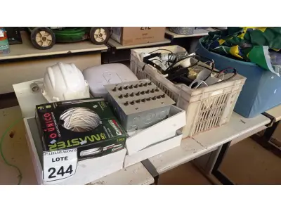 LOTE 244 - 01 LOTE COM VÁRIAS LUMINÁRIAS, 01 ROLO DE CABO COAXIAL DE 100M, 01 QUADRO ELÉTRICO, 01 CENTRAL DE ALARME E 01CAPACETE EPI. (NO ESTADO) ATENÇÃO! FAZER A VISITAÇÃO ANTES DE ARREMATAR, NÃO SABEMOS SE FUNCIONA, LEILÃO NÃO TEM GARANTIA E NEM DEVOLUÇÃO, SUJEITO A POSSÍVEIS AVARIAS VISÍVEIS/OCULTAS E/OU AUSÊNCIA DE COMPONENTES.